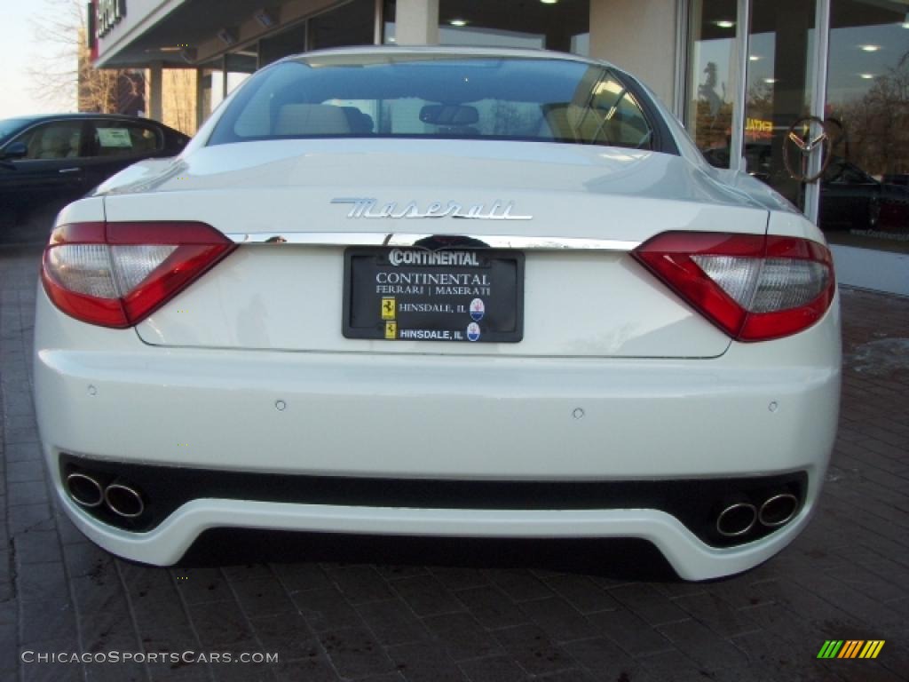 2009 Maserati GranTurismo,  Bianco Eldorado (White) / Beige