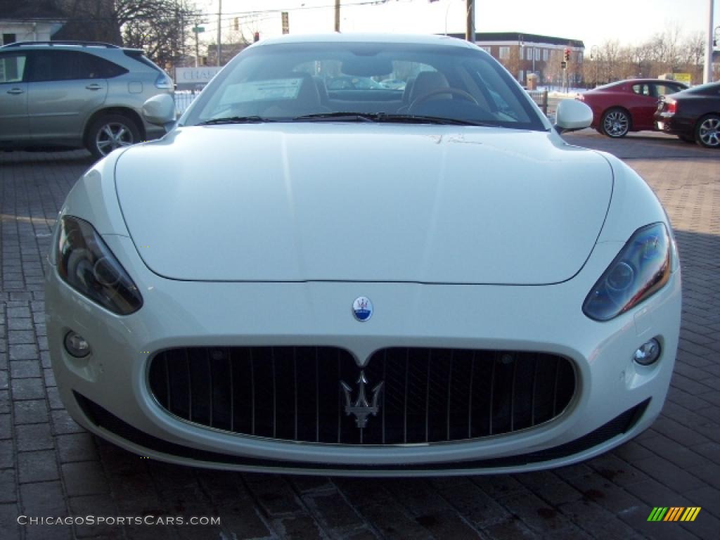 2009 Maserati GranTurismo,  Bianco Eldorado (White) / Beige