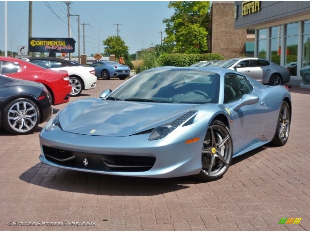 Голубая Ferrari 458 Italia