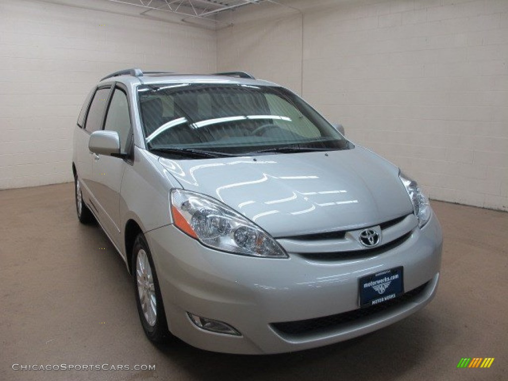 Silver Shadow Pearl / Taupe Toyota Sienna XLE