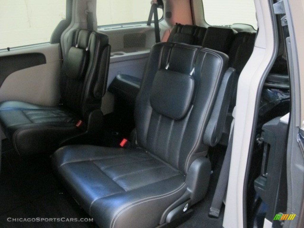 2011 Town & Country Touring - L - Sapphire Crystal Metallic / Black/Light Graystone photo #20