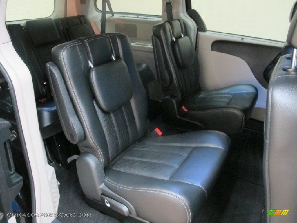 2011 Town & Country Touring - L - Sapphire Crystal Metallic / Black/Light Graystone photo #24