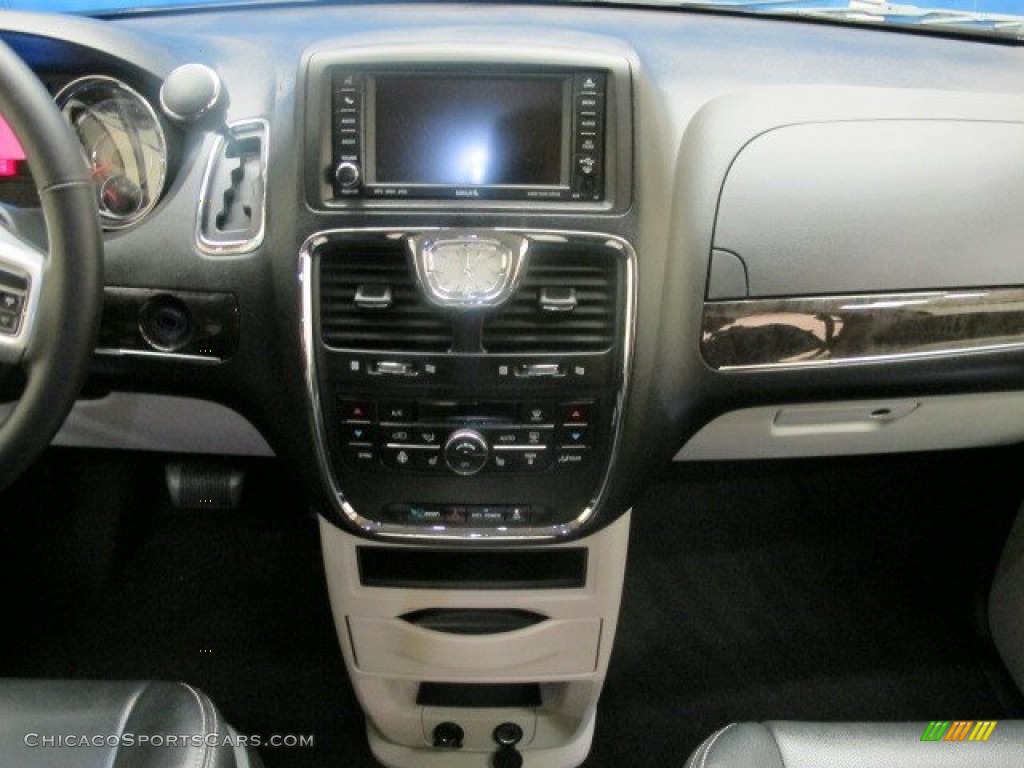 2011 Town & Country Touring - L - Sapphire Crystal Metallic / Black/Light Graystone photo #32